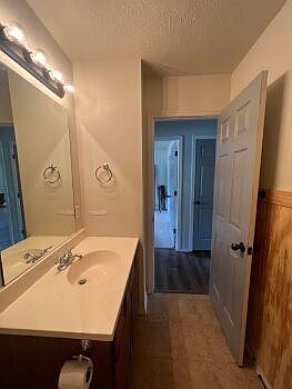 4th image of 160 Cedar Wood Ave