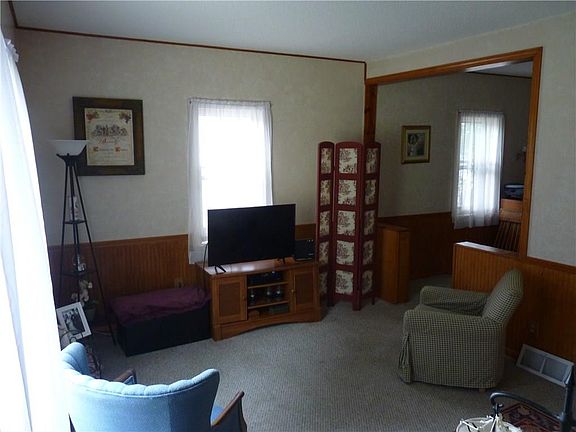 3rd image of 331 E Elmwood Ave