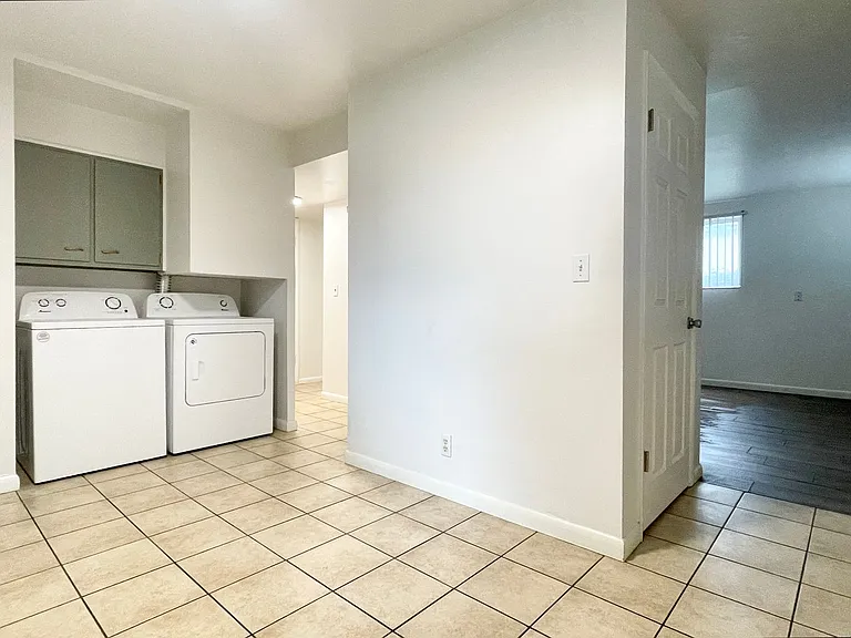 300 E — Photo 9
