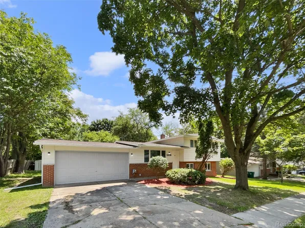 1326 Penarth St, Commerce Township, MI 48382