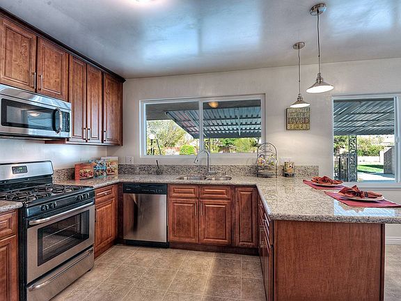 Kitchen w Breakfast Bar