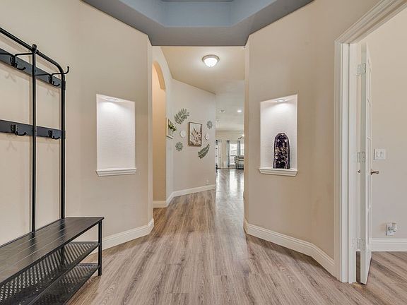 2nd image of 102 Cimmaron Ct