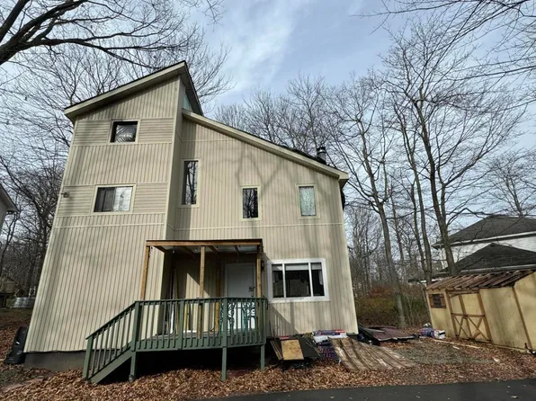 1492 Belgravia Dr, Tobyhanna, PA 18466