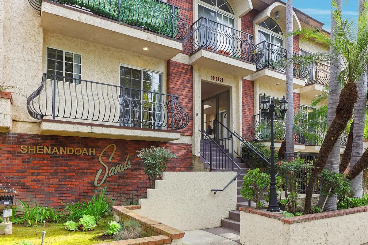 Building Photo - 908 S Shenandoah St #103