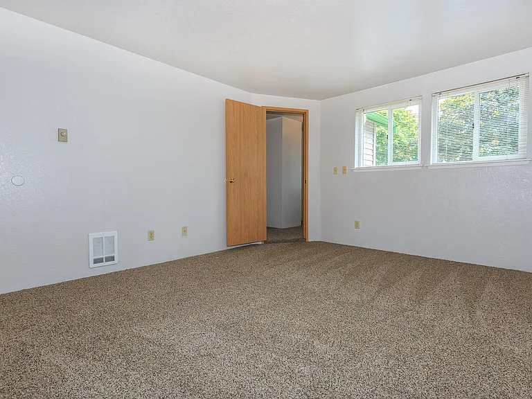 Emerald Court — Photo 6