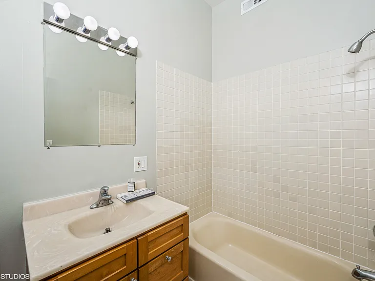 2528 N Burling St #2F — Photo 7