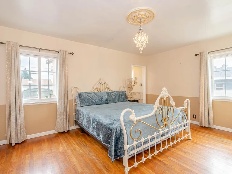 6240 Cahuenga Blvd — Photo 15