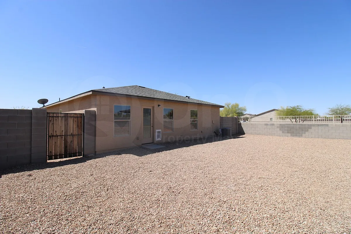 3 bed, 2.0 bath, 1202 sqft, $1,549 — Photo 3