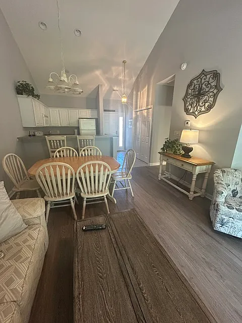 2 bed, 920 sqft, $1,600 — Photo 2