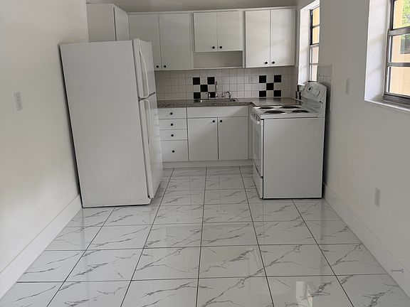 3rd image of 945 SE 12th St APT 1