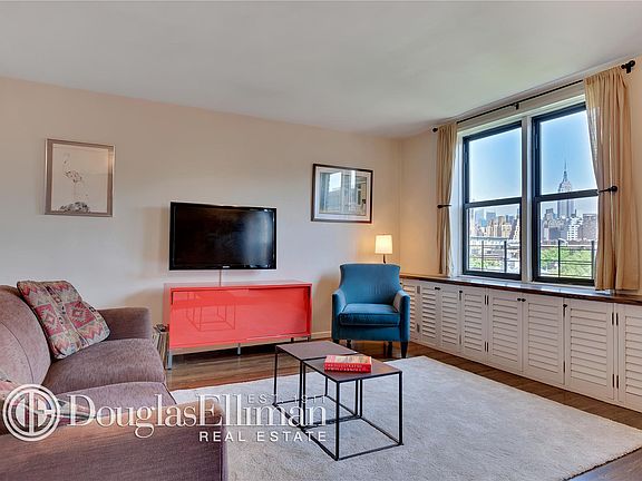 3rd image of 350 Bleecker St APT 6L