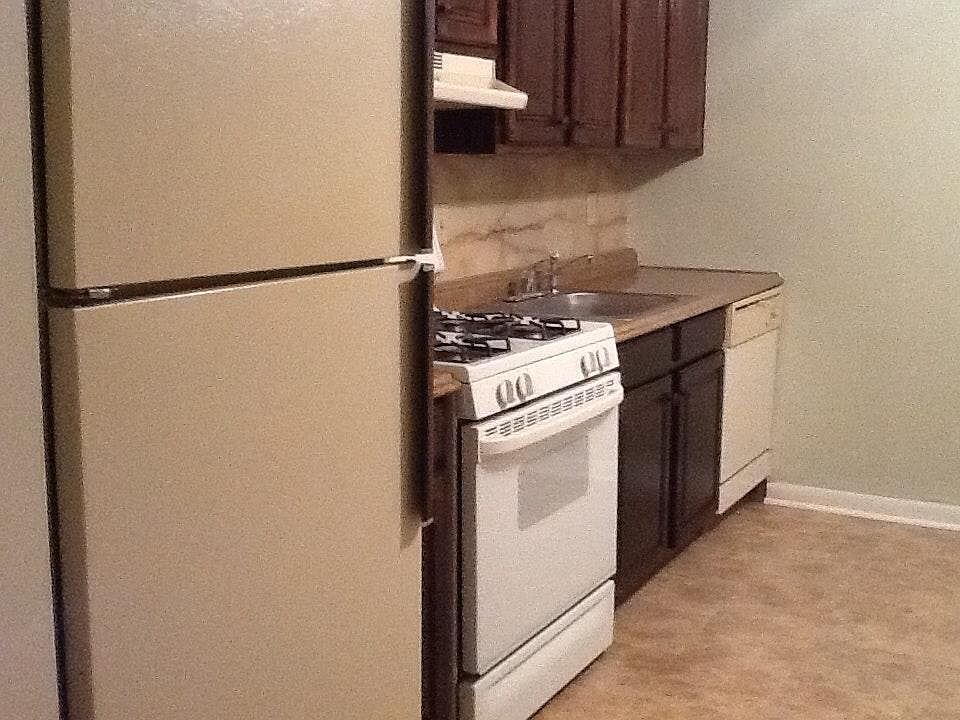 Kitchen, range, dishwasher,