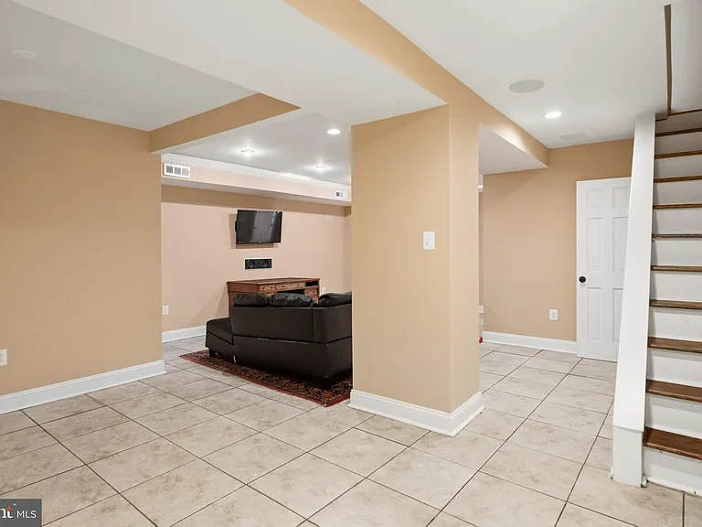 214 E University Pkwy — Photo 56