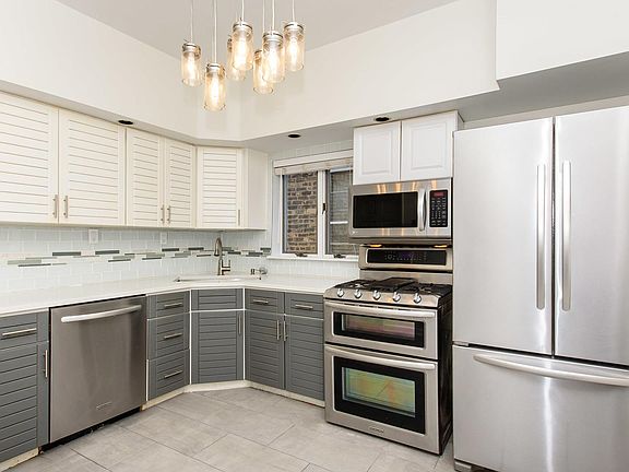 3rd image of 2455 W Ainslie St #2