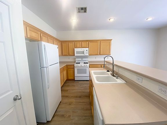 3rd image of 634 Pacific Cascades Dr
