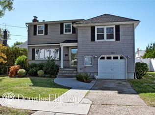 1838 Dogwood Ln, Seaford, NY 11783