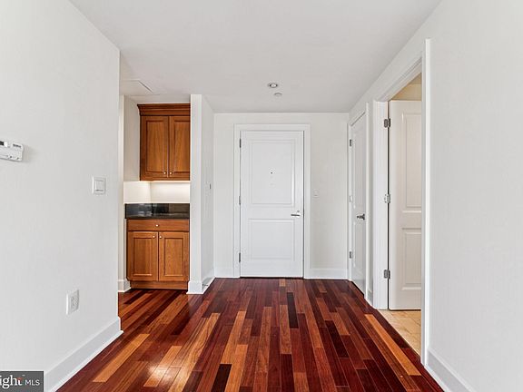 5th image of 1701 Locust St #2111