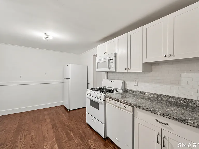 318 Suburban Ave — Photo 15