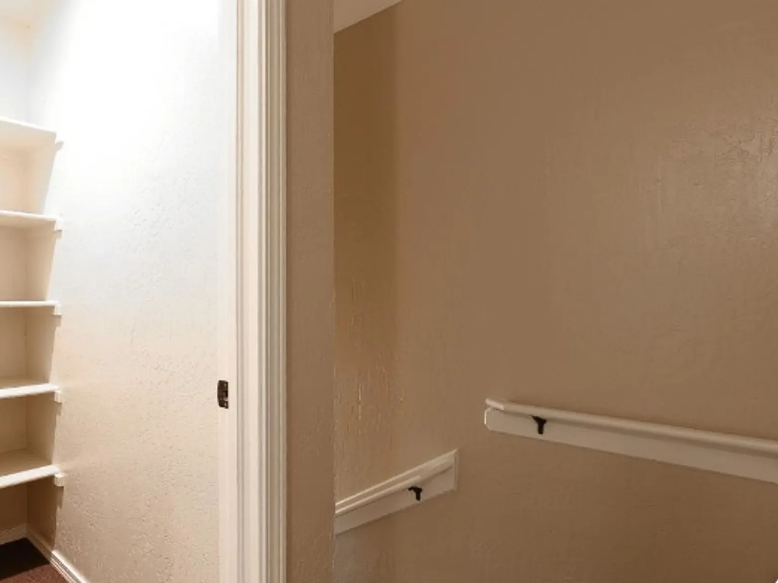 Center Way Apartments 2bdr - 1 Bath — Photo 4