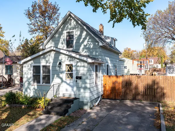 1512 8th Ave N, Grand Forks, ND 58203