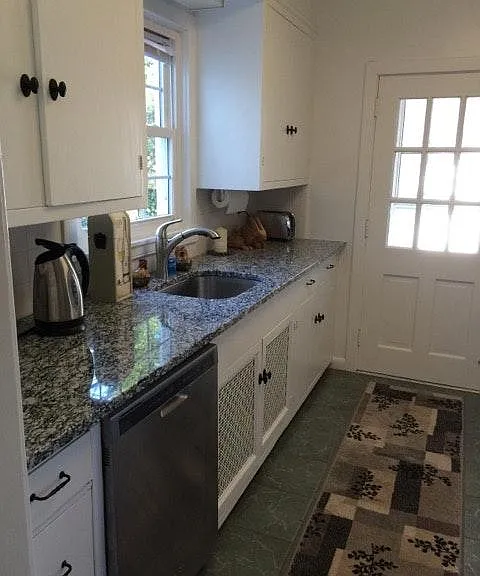 2408 Greenbrier Rd — Photo 3