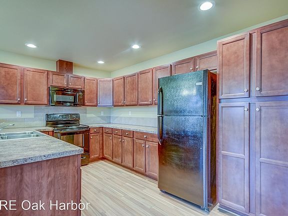3rd image of 65 NE Melrose Dr