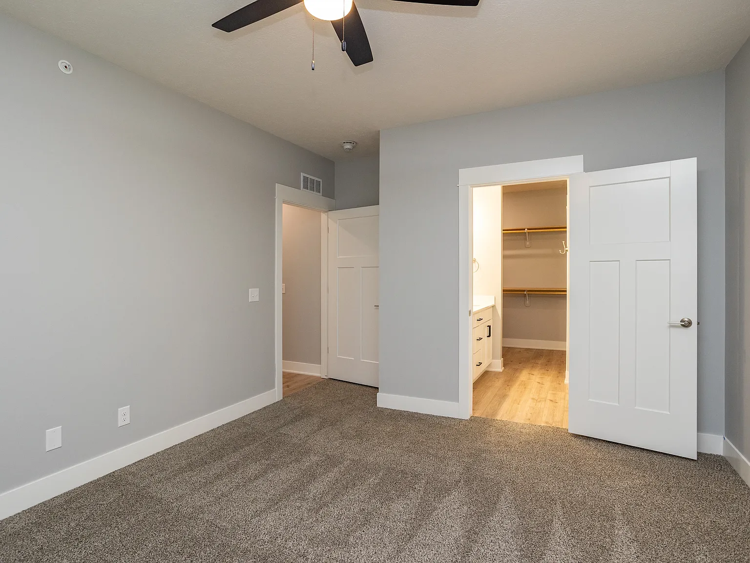 2 bed, 1072 sqft, $1,599 — Photo 4
