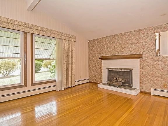 3rd image of 4 Appletree Dr