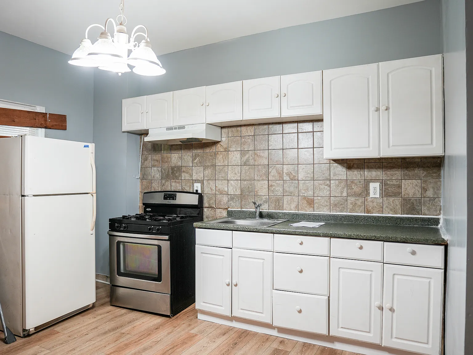 3 bed, 1300 sqft, $1,900 — Photo 2
