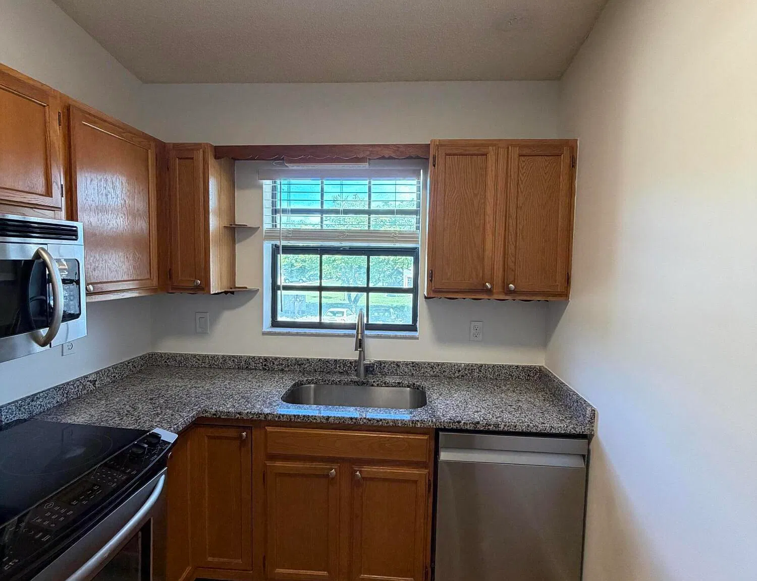 2 bed, 2.0 bath, 938 sqft, $2,500 — Photo 2