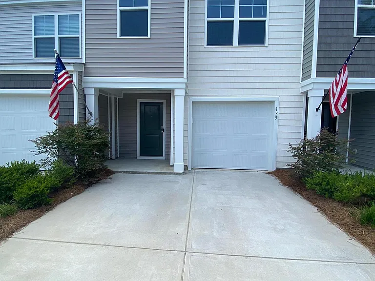 135 E Sunrise Ln — Photo 2