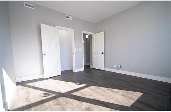 Building Photo - 902 W 68th St #2