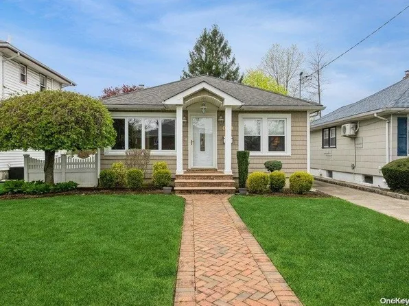 85-02 264th Street, Floral Park, NY 11001