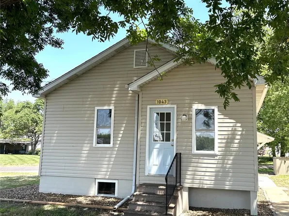 1043 W Main St, Mascoutah, IL 62258