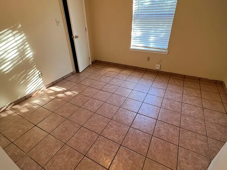 1916 Timber Oaks Ln — Photo 7