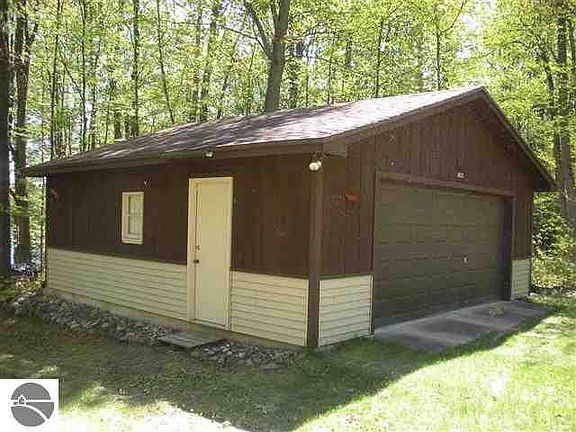 3rd image of 6625 Birch Dr NE