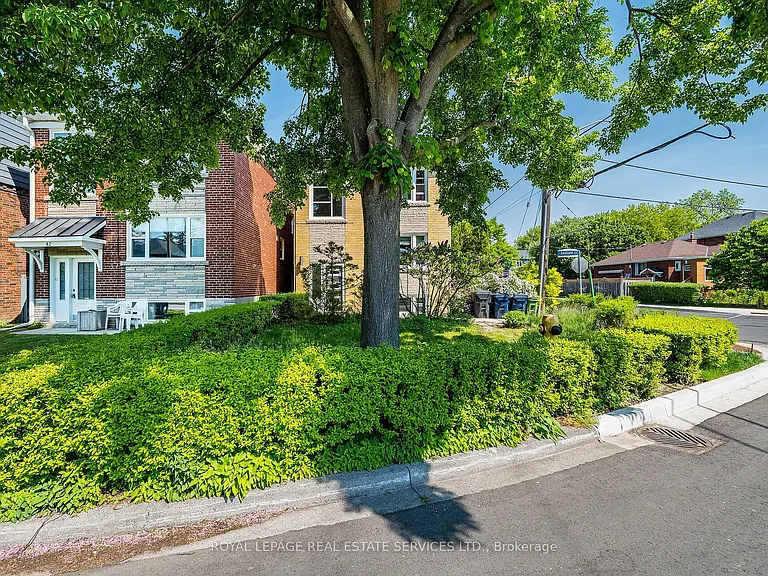 40 Emerald Cres #1 — Photo 2