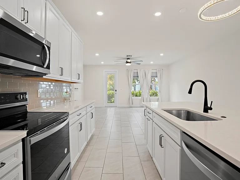 1866 SE Tarni Way — Photo 14