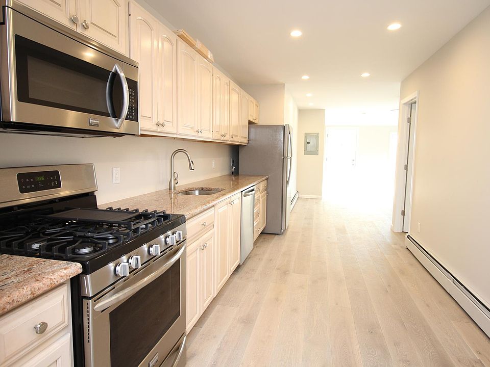 1st image of 10 West Blvd