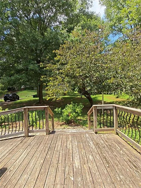 3 bed, 1.0 bath, 1015 sqft, $1,950 — Photo 3