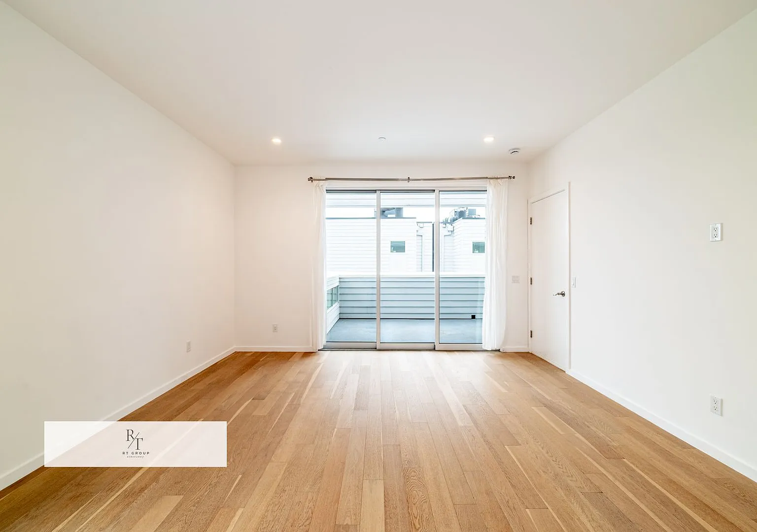 Modern 4-Level Residence with Private Patio & Expansive Westside Views ! — Photo 3