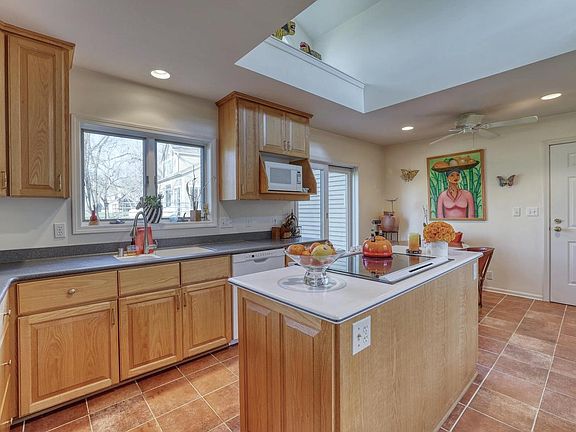 4th image of W304N2356 N Westwind DRIVE #6A