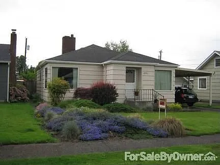 2775 Maple St photo 1