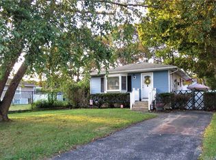 17 Hurstwood Rd, Shirley, NY 11967