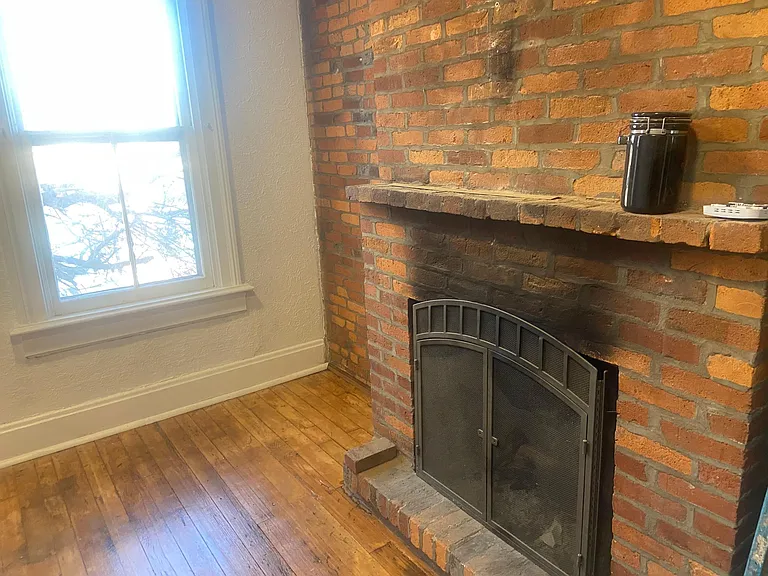 221 1/2 E Sycamore St #221-1/2 — Photo 7