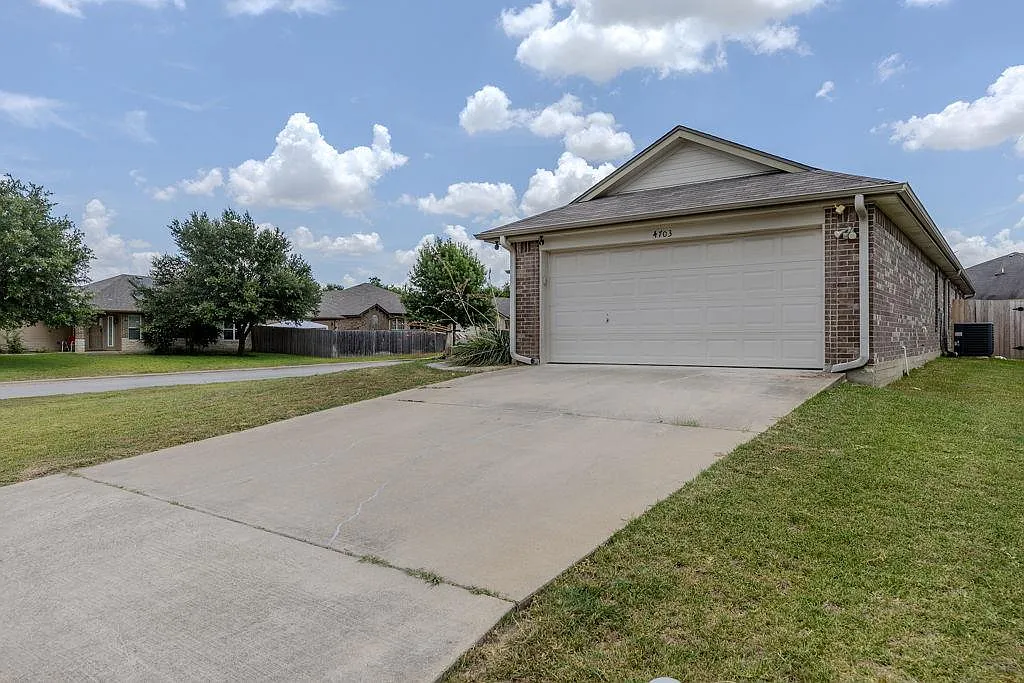 3 bed, 2.0 bath, 1738 sqft, $1,725 — Photo 1