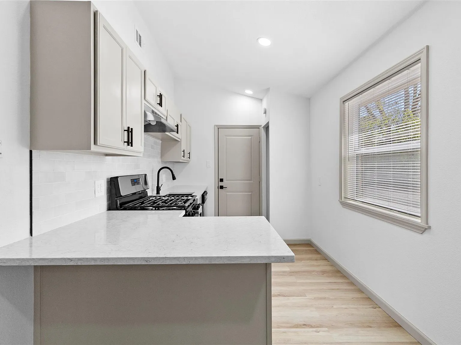 2 bed, 1.0 bath, 690 sqft, $1,200 — Photo 3