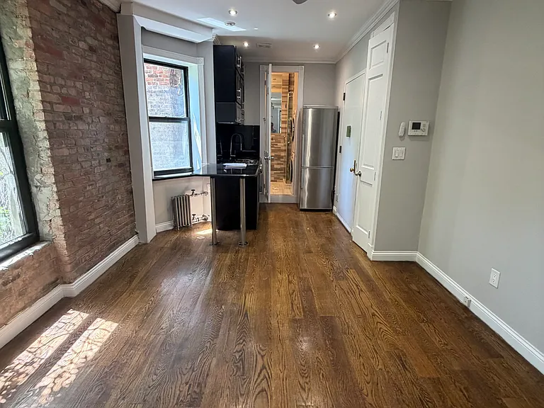 325 E 5th St #B1 — Photo 1