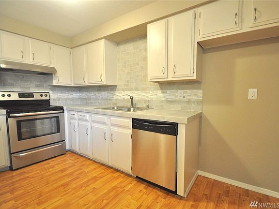 4th image of 131 E Maple Dr