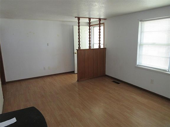 3rd image of 104 Robin Ln